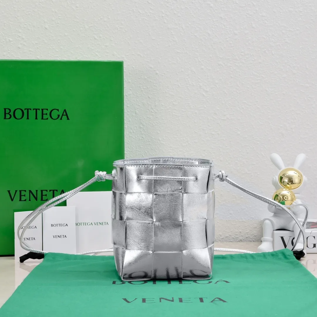 Batch 1460 large size/sterling silver 🔻Bottega veneta* new woven small bucket bag latest series# The square bag shape is matched with classic woven elements, drawstring design, minimalism, and has a particularly large capacity. Every color is beautiful, it is simple but has a cool style, both men and women can control it, and the upper body is fashionable and classy! Style number: 6612# Large size; 18*14*14cm
